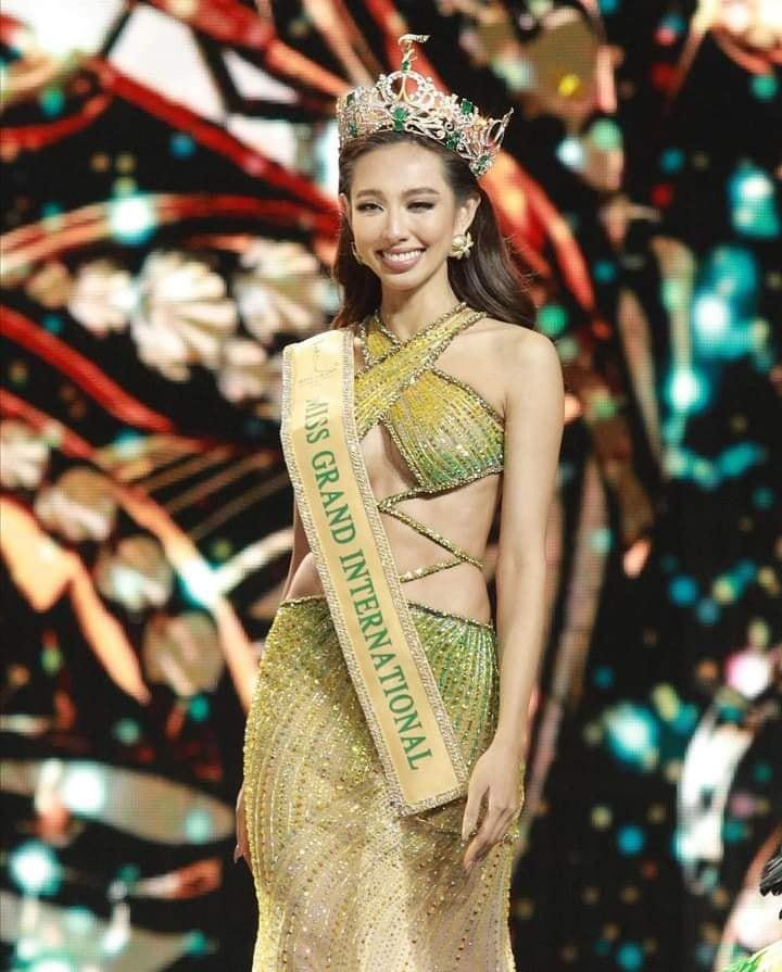 Cận cảnh bộ váy dạ hội của Thuỳ Tiên trong đêm chung kết Miss Grand 2021. Cận cảnh bộ váy dạ hội của Thuỳ Tiên trong đêm chung kết Miss Grand 2021.