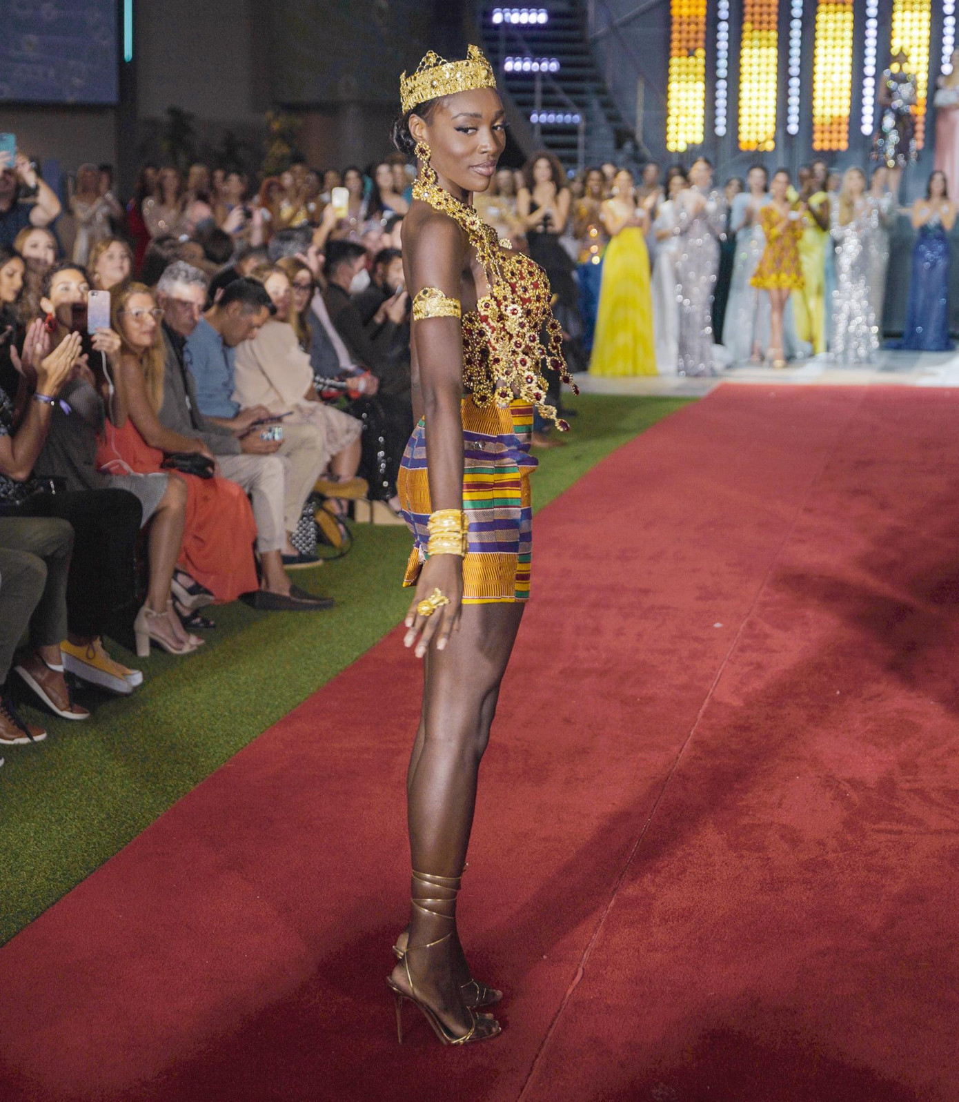 Đại diện Cote D&apos;Ivoire giành chiến thắng trong phần thi Top Model. Cô cũng là một thí sinh được các diễn đàn sắc đẹp đánh giá rất cao cho vương miện Miss World 2021.