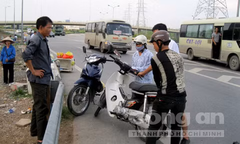 'Nghề lạ đời' kiếm bạc triệu mỗi ngày từ người vi phạm giao thông ảnh 1