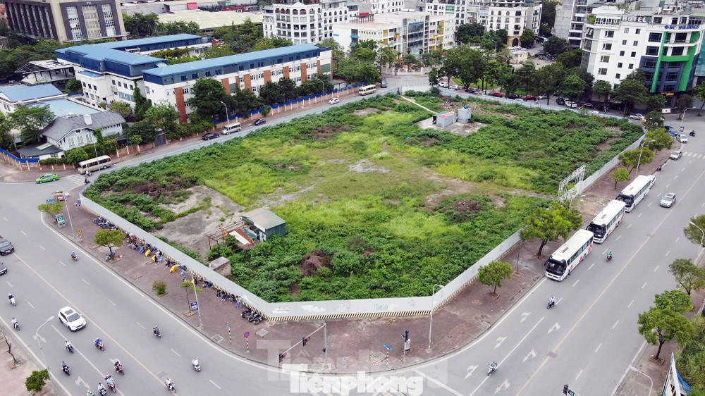 5 năm sau kết luận thanh tra, 3 ô "đất vàng" B9/CC1, B9/CC3 và C3/CC2 khu đô thị Nam Trung Yên (Cầu Giấy, Hà Nội) do Công ty Cổ phần Đầu tư Thùy Dương làm chủ đầu tư vẫn "bất động", là các ô đất trống lãng phí. 5 năm sau kết luận thanh tra, 3 ô "đất vàng" B9/CC1, B9/CC3 và C3/CC2 khu đô thị Nam Trung Yên (Cầu Giấy, Hà Nội) do Công ty Cổ phần Đầu tư Thùy Dương làm chủ đầu tư vẫn "bất động", là các ô đất trống lãng phí.