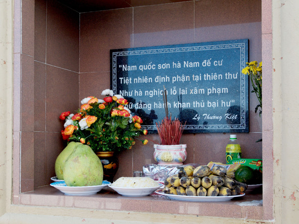 Am thờ và bài thơ : “Nam quốc sơn hà” tại Khu dịch vụ hậu cần nghề cá- Đảo Đá Tây