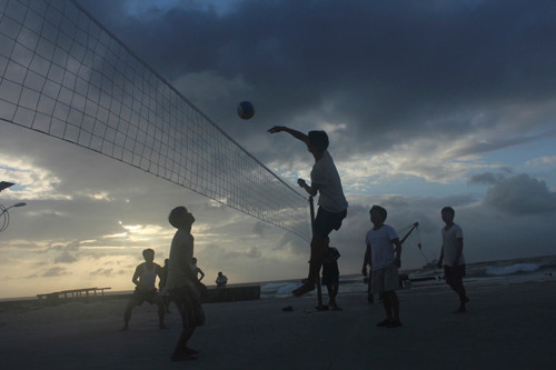 Lính đảo An Bang chơi bóng chuyền. Ảnh: Nguyễn Phong Anh