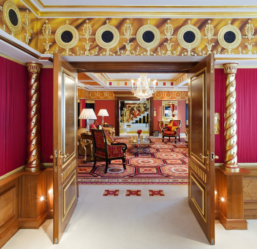 Diện tích của phòng hoàng gia là 780 m2. Phòng khách theo đúng phong cách Ả Rập. Phòng ăn riêng nếu bạn không muốn dùng bữa tại các nhà hàng của khách sạn. Phòng ngủ dành cho những "ông hoàng". Nghỉ tại đây, bạn còn có cả một phòng chiếu phim riêng. Cầu thang được mạ vàng. Phòng ngủ thứ hai trong phòng hoàng gia. Mỗi phòng ngủ đều có một phòng tắm lát đá cẩm thạch có bồn spa. Phòng tắm được trang trí bằng tranh gốm tinh xảo và luôn có sẵn nước hoa Hermes 24 – Faubourg. Khu vực yên tĩnh dành cho những ai thích đọc sách. Là khách hàng của khách sạn này bạn còn có xe riêng đưa đón, thậm chí là cả trực thăng nếu bạn muốn.