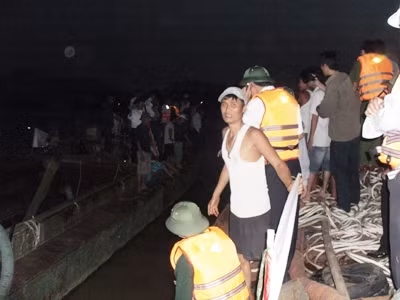 21h15, ngày 20 - 10, bên bờ sông, người dân tụ tập đông và các thân nhân bật khóc, chờ đợi. Mọi ánh mắt đều hướng đến khu vực trục vớt. Công tác tìm kiếm cứu hộ vẫn được tiếp tục.