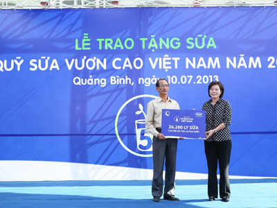 Bà Bùi Thị Hương – Giám Đốc Đối Ngoại đại diện Vinamilk trao biểu tượng tặng 26.280 ly sữa của “Quỹ sữa Vươn cao Việt Nam” cho đại diện Quỹ Bảo trợ trẻ em tỉnh Quảng Bình