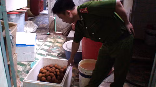 Nhân bánh trung thu nhập lậu bị bắt giữ - Ảnh: Tuổi Trẻ