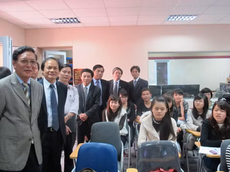 Bộ trưởng Phạm Vũ Luận trong một buổi thăm và làm việc với thày trò trường ĐHKH Xã hội và Nhân văn (ĐHQG HN). Ảnh: Hồ Thu 