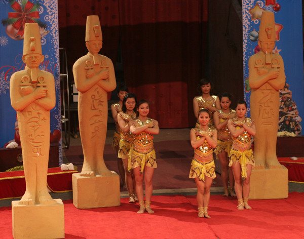 Màn biểu diễn kể về sự ra đời của điệu múa bellydance. Không gian gợi về thời Ai Cập cổ đại