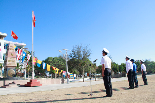 Cận cảnh lễ chào cờ trọng thể trên đảo Song Tử Tây ảnh 4