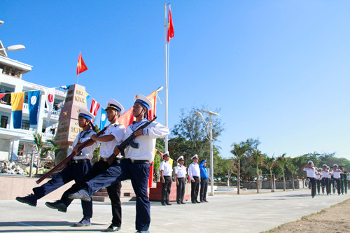 Cận cảnh lễ chào cờ trọng thể trên đảo Song Tử Tây ảnh 8