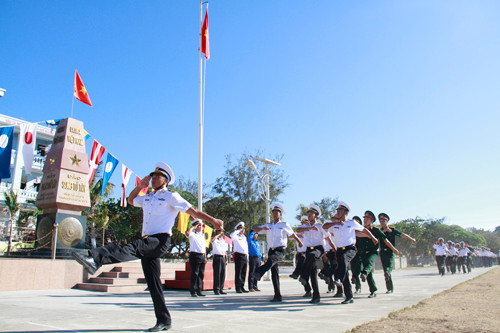 Cận cảnh lễ chào cờ trọng thể trên đảo Song Tử Tây ảnh 10