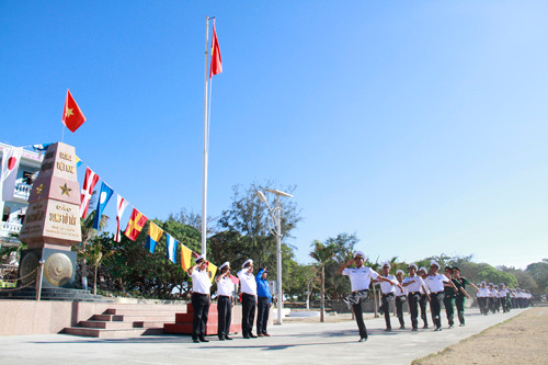 Cận cảnh lễ chào cờ trọng thể trên đảo Song Tử Tây ảnh 9