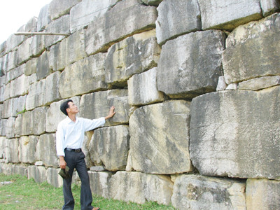 Những khối đá lớn được chuyển về từ đâu vẫn là dấu hỏi. Ảnh: Hoàng Lam. Những khối đá lớn được chuyển về từ đâu vẫn là dấu hỏi Ảnh: Hoàng Lam