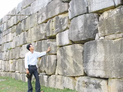 Những khối đá lớn được chuyển về từ đâu vẫn là dấu hỏi Ảnh: Hoàng Lam