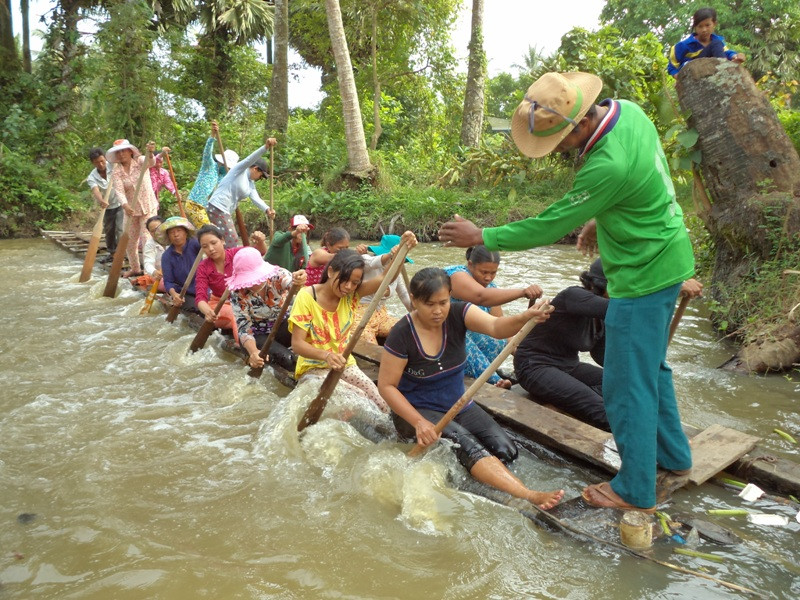 Đội ghe Ngo nữ chùa Trà Quýt say mê luyện tập