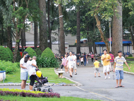 Người dân TP.HCM vui chơi, tập thể dục tại công viên Tao Đàn. Ảnh: Diệp Đức Minh. Người dân TP.HCM vui chơi, tập thể dục tại công viên Tao Đàn. Ảnh: Diệp Đức Minh