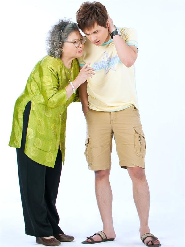 NSƯT Lê Mai và MC Danh Tùng - vai bà và cháu NSƯT Lê Mai và MC Danh Tùng - vai bà và cháu