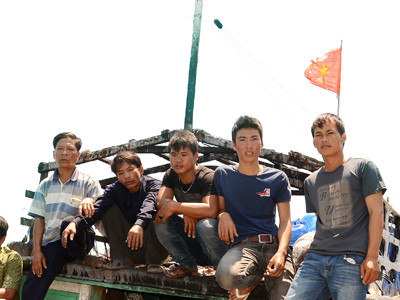 Những ngư phủ trẻ trên tàu QNg 96382 dũng cảm cứu tàu, cứu cờ Tổ quốc. ảnh: Thanh Trung