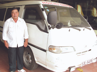 Ông Ba Nhiều (gần 60 tuổi) bên xe cứu thương của mình. ảnh: PV. Ông Ba Nhiều (gần 60 tuổi) bên xe cứu thương của mình. ảnh: PV