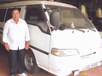 Ông Ba Nhiều (gần 60 tuổi) bên xe cứu thương của mình. ảnh: PV