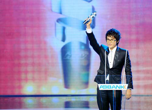 Hòa Hiệp nhận giải thưởng HTV Awards 2011. Ảnh: tư liệu Hòa Hiệp nhận giải thưởng HTV Awards 2011