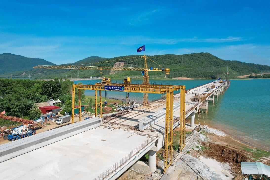 Nhà thầu Vinaconex nỗ lực đẩy nhanh tiến độ thi công Cầu vượt hồ Yên Mỹ tại cao tốc QL 45 - Nghi Sơn