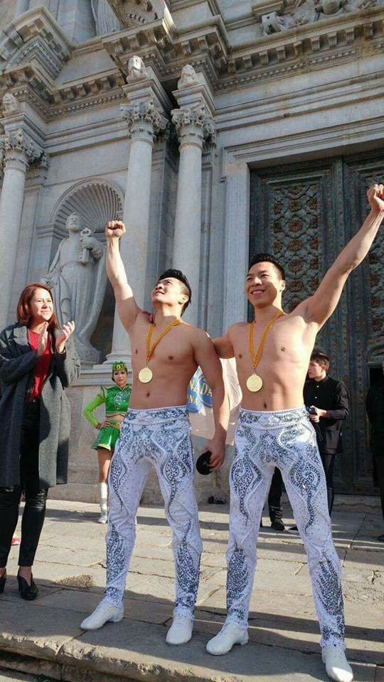 Trước đó, ngày 22/12, hai nghệ sĩ xiếc Giang Quốc Cơ và Giang Quốc Nghiệp đã có màn trình diễn “chồng đầu” ấn tượng tại Tây Ban Nha nhằm phá vỡ kỷ lục thế giới do Trung Quốc đang nắm giữ. Quốc Cơ - Quốc Nghiệp được công nhận xác lập kỷ lục Guinness Thế giới ảnh 1