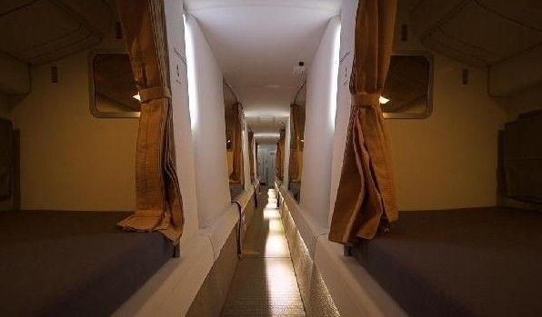 Khoảng không trên máy bay có thể nói là “tấc đất tấc vàng”, khuê phòng trên không được thể hiện và phát huy trực tiếp mục đích cơ bản nhất, đó là ngủ. Không gian này giúp những nữ tiếp viên được nằm chợp mắt nghỉ ngơi sau công việc phục vụ của mình. Khoảng không trên máy bay có thể nói là “tấc đất tấc vàng”, khuê phòng trên không được thể hiện và phát huy trực tiếp mục đích cơ bản nhất, đó là ngủ. Không gian này giúp những nữ tiếp viên được nằm chợp mắt nghỉ ngơi sau công việc phục vụ của mình