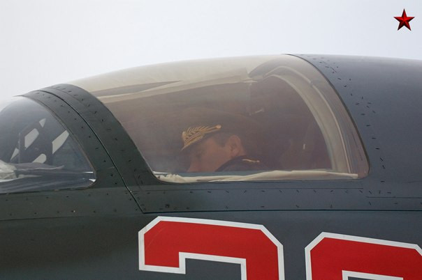 Vị trí ngồi của 2 phi công trên Su-34 được xếp cạnh nhau thay vì trước sau như các loại máy bay 2 chỗ ngồi khác. Vị trí ngồi của 2 phi công trên Su-34 được xếp cạnh nhau thay vì trước sau như các loại máy bay 2 chỗ ngồi khác