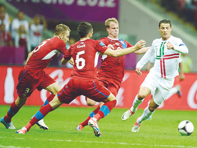 Ronaldo và đồng đội gặp khó ở vòng loại World Cup 2014. ảnh: Getty Images