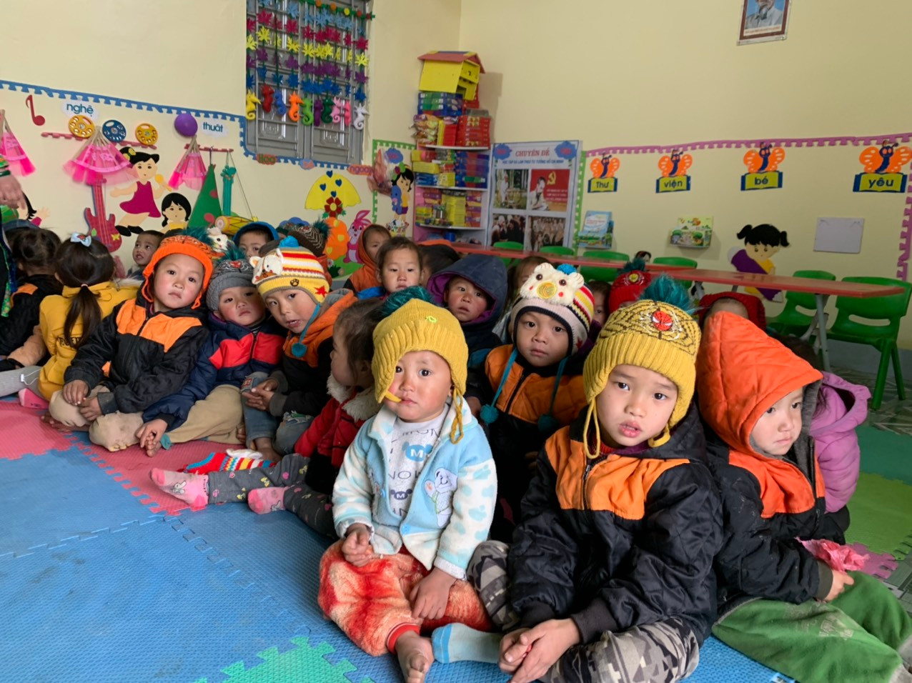 Giáo viên ở xã Xín Cái, huyện Mèo Vạc, Hà Giang chỉ mong học sinh của mình có cơm ăn no, mặc đủ ấm. Ảnh: Đỗ Hợp Giáo viên ở xã Xín Cái, huyện Mèo Vạc, Hà Giang chỉ mong học sinh của mình có cơm ăn no, mặc đủ ấm. Ảnh: Đỗ Hợp