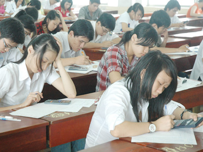 Thí sinh làm bài thi vào ĐH Tôn Đức Thắng ở kỳ thi năm 2010. Ảnh: Quang Phương. Thí sinh làm bài thi vào ĐH Tôn Đức Thắng ở kỳ thi năm 2010 Ảnh: Quang Phương