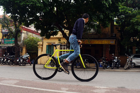 Bánh sau sẽ rê trên mặt đất (drift)