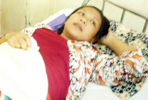 Chị Thơ lúc còn nằm hồi phục sức khỏe tại Bệnh viện đa khoa Bạc Liêu. Ảnh: Trần Thanh