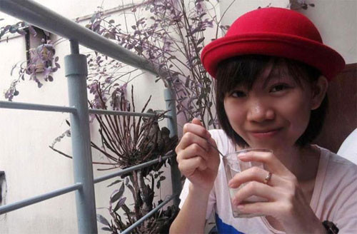 Cô bạn Thắm chủ cửa hàng làm đồ handmade từ vải vụn.. Cô bạn Thắm chủ cửa hàng làm đồ handmade từ vải vụn.