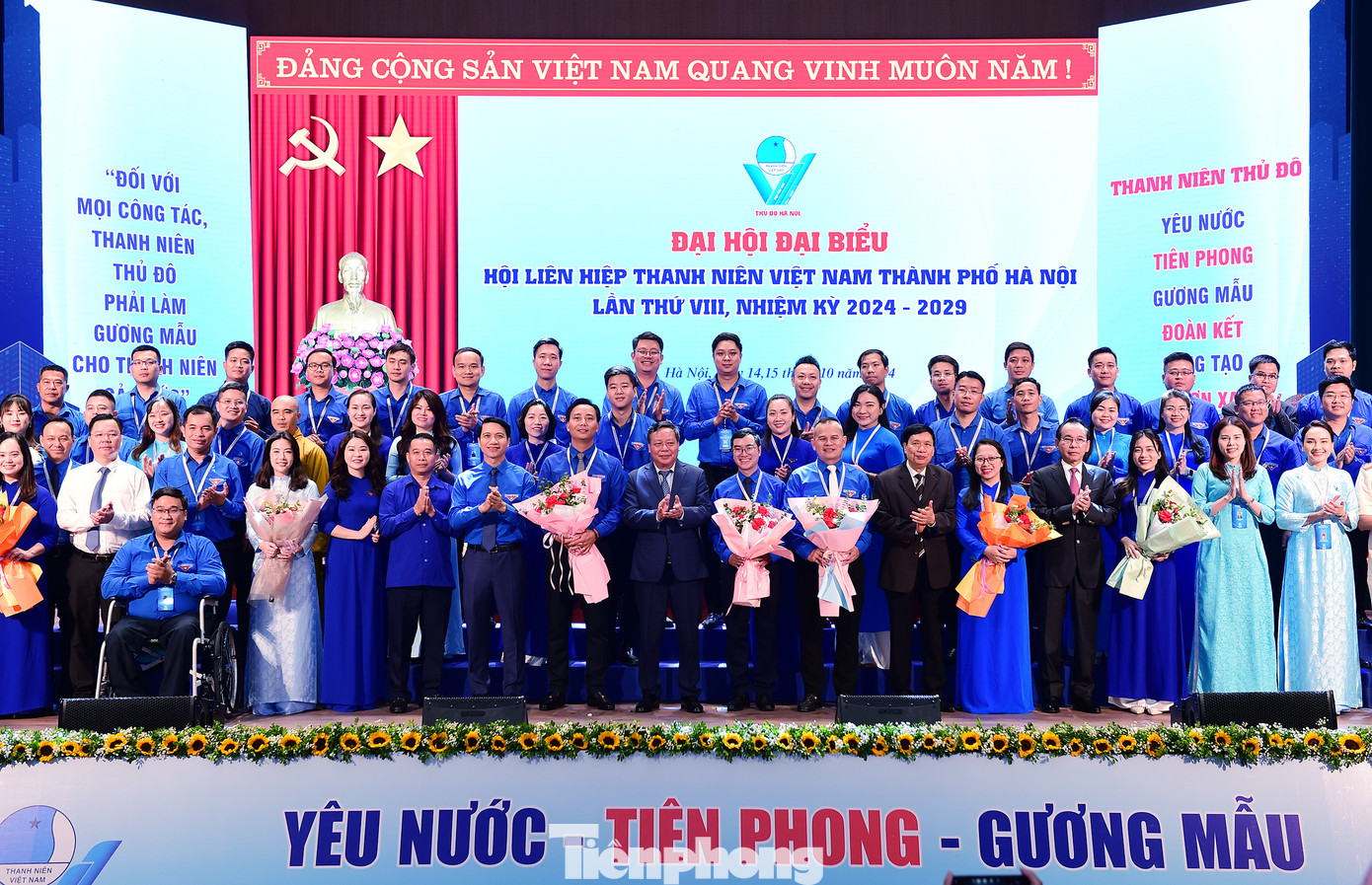 69 anh, chị Ủy viên Ủy ban Hội LHTN Việt Nam TP Hà Nội khóa VIII ra mắt Đại hội. Ảnh: Xuân Tùng