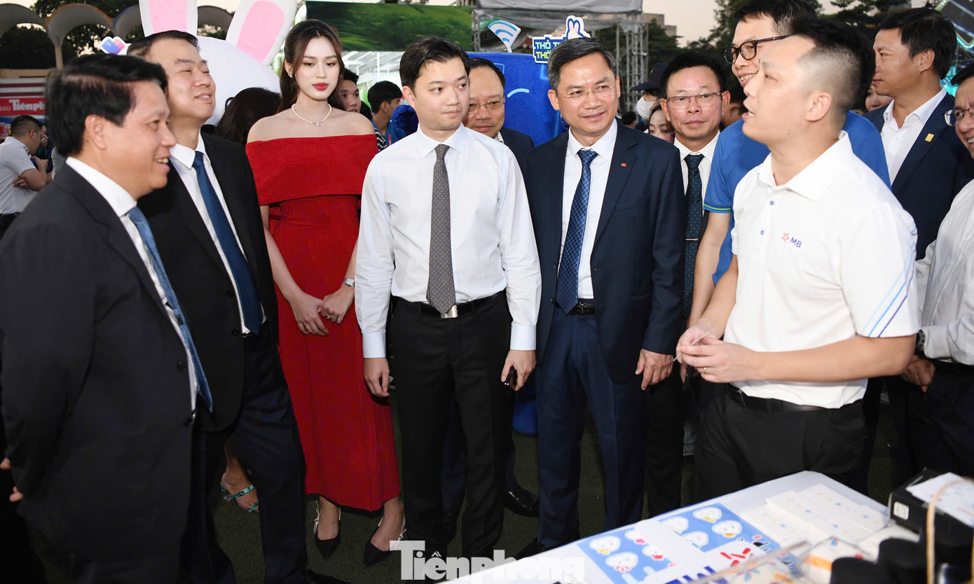 Các đại biểu tham quan các gian hàng tại Ngày hội.