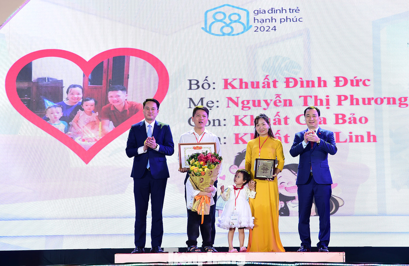 Ban Tổ chức trao tặng phần thưởng cho các gia đình trẻ tiêu biểu năm 2024. Ảnh: Xuân Tùng Ban Tổ chức trao tặng phần thưởng cho các gia đình trẻ tiêu biểu năm 2024. Ảnh: Xuân Tùng