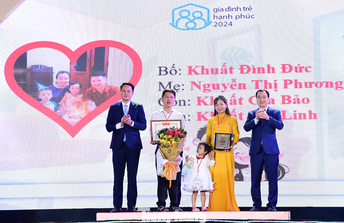 Ban Tổ chức trao tặng phần thưởng cho các gia đình trẻ tiêu biểu năm 2024. Ảnh: Xuân Tùng Ban Tổ chức trao tặng phần thưởng cho các gia đình trẻ tiêu biểu năm 2024. Ảnh: Xuân Tùng