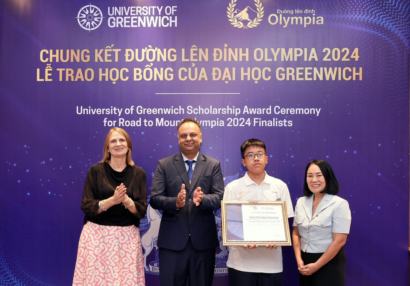 Á quân Nguyễn Nguyên Phú nhận học bổng 100% học phí của trường Đại học Greenwich để học 1 trong 3 cơ sở tại Việt Nam. Ảnh: BTC