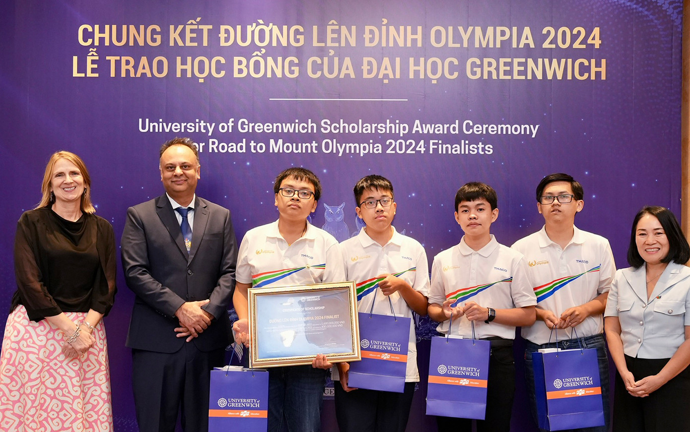 Đại diện ĐH Greenwich và Hội đồng Anh (British Council) và Ban tổ chức Đường lên đỉnh Olympia trao suất học bổng 100% học phí và suất tài trợ 1 năm chỗ ở tại Anh Quốc cho Nhà vô địch Võ Quang Phú Đức. Ảnh: BTC
