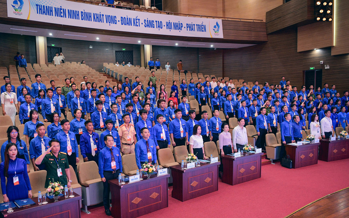 Các đại biểu thực hiện nghi lễ chào cờ. Ảnh: BTC