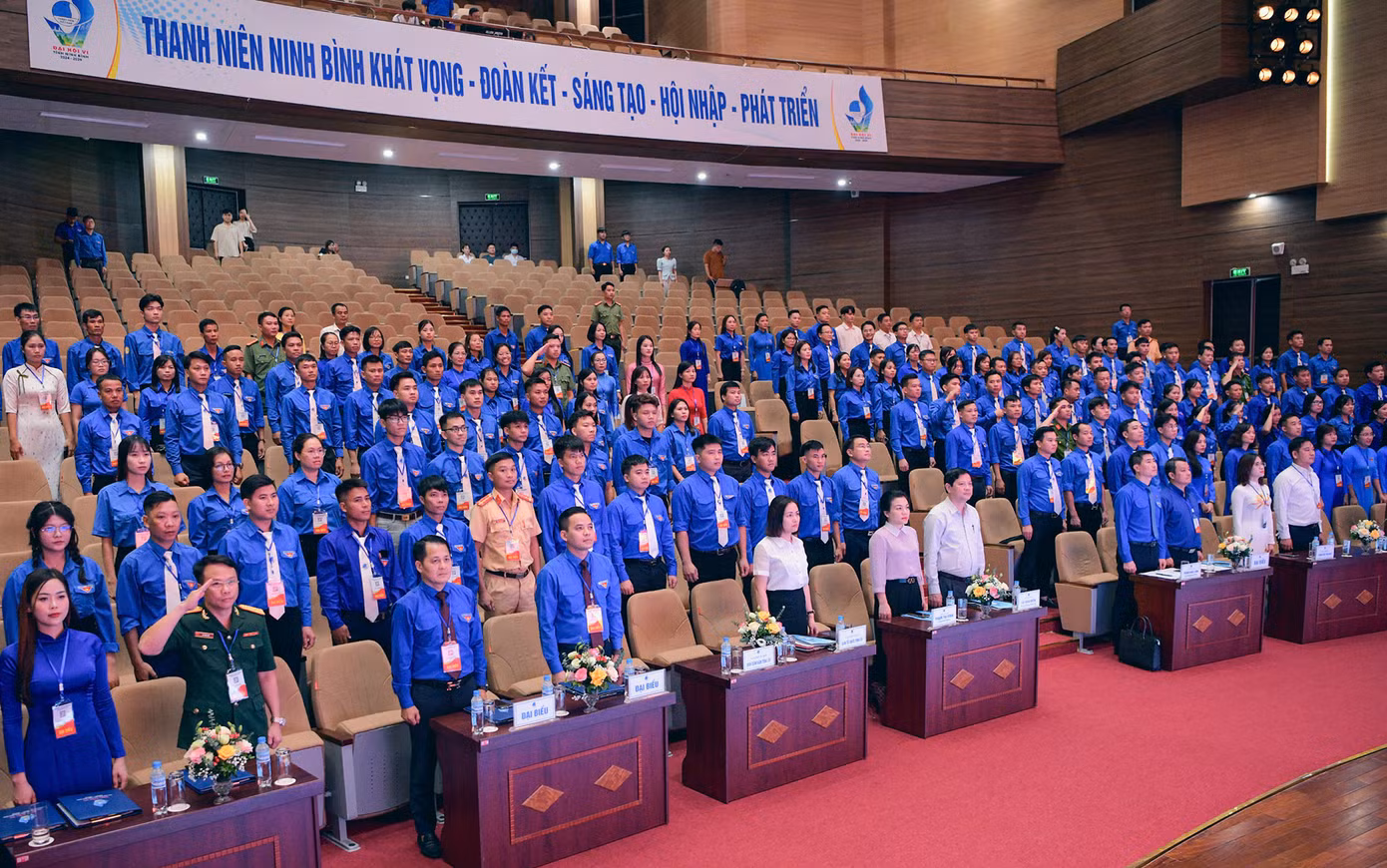 Các đại biểu thực hiện nghi lễ chào cờ. Ảnh: BTC