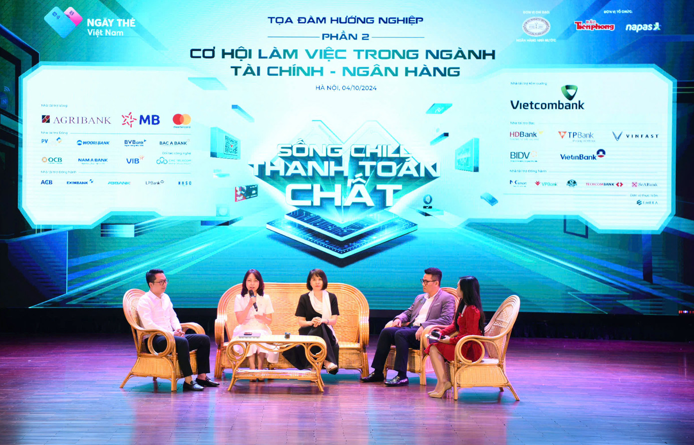 Các diễn giả chia sẻ tại chương trình