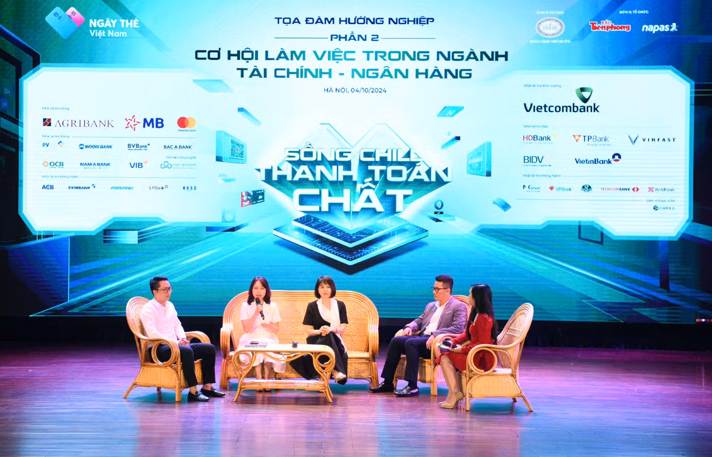 Các diễn giả chia sẻ tại chương trình