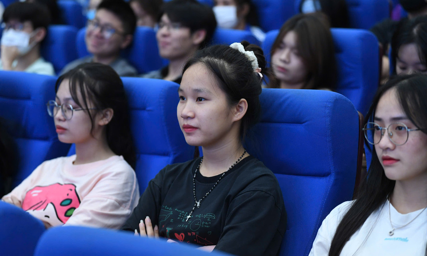 Các đại biểu và sinh viên tham dự chương trình.