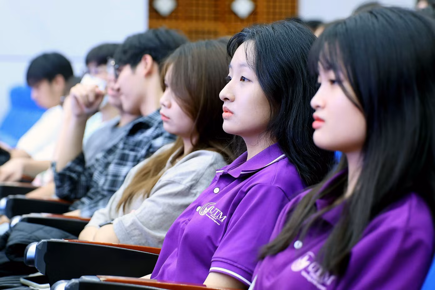 Các bạn sinh viên tham gia chương trình toạ đàm.