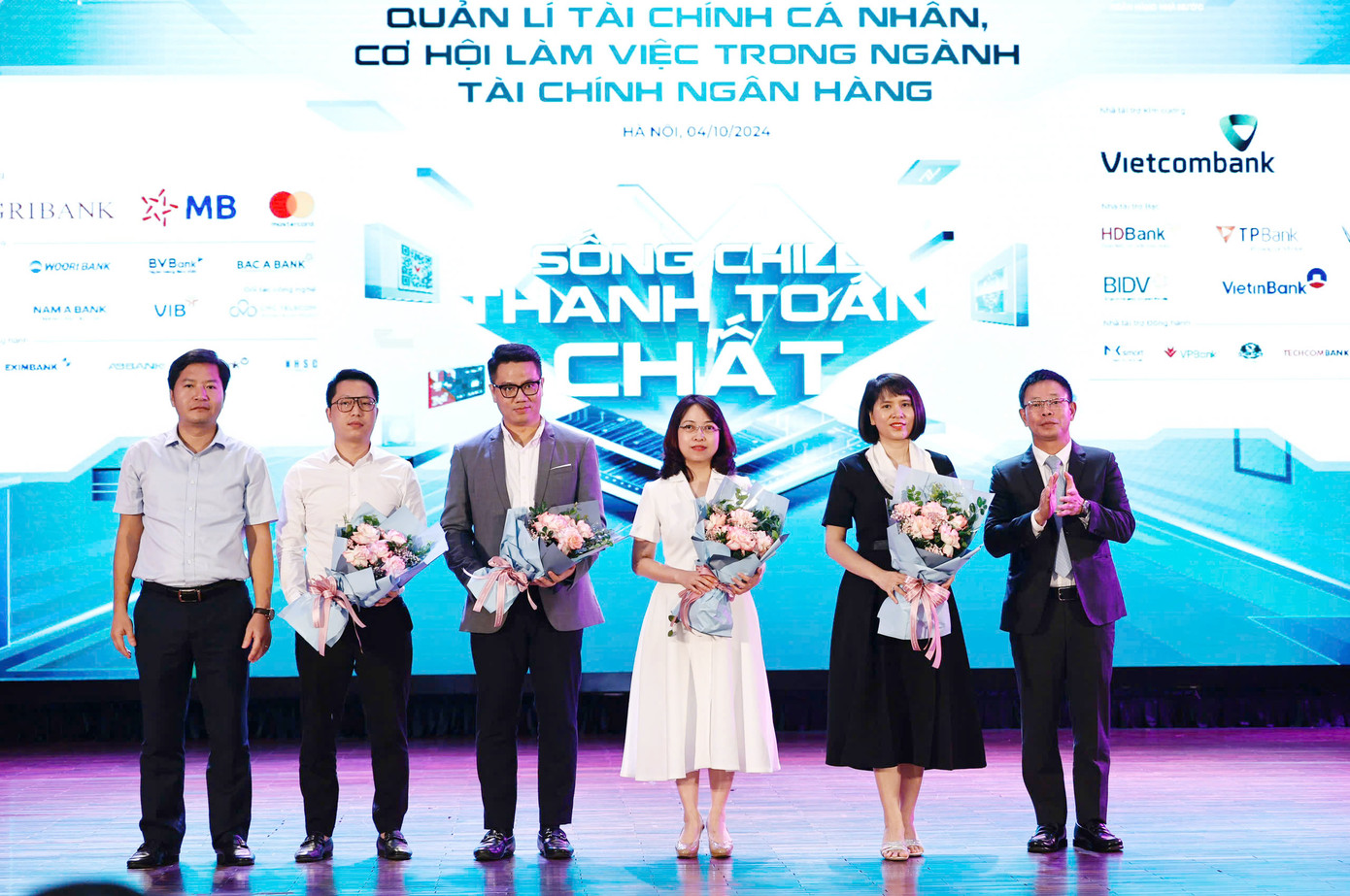 Nhà báo Phùng Công Sưởng tặng hoa các chuyên gia tham gia chia sẻ tại chương trình. Nhà báo Phùng Công Sưởng tặng hoa các chuyên gia tham gia chia sẻ tại chương trình.