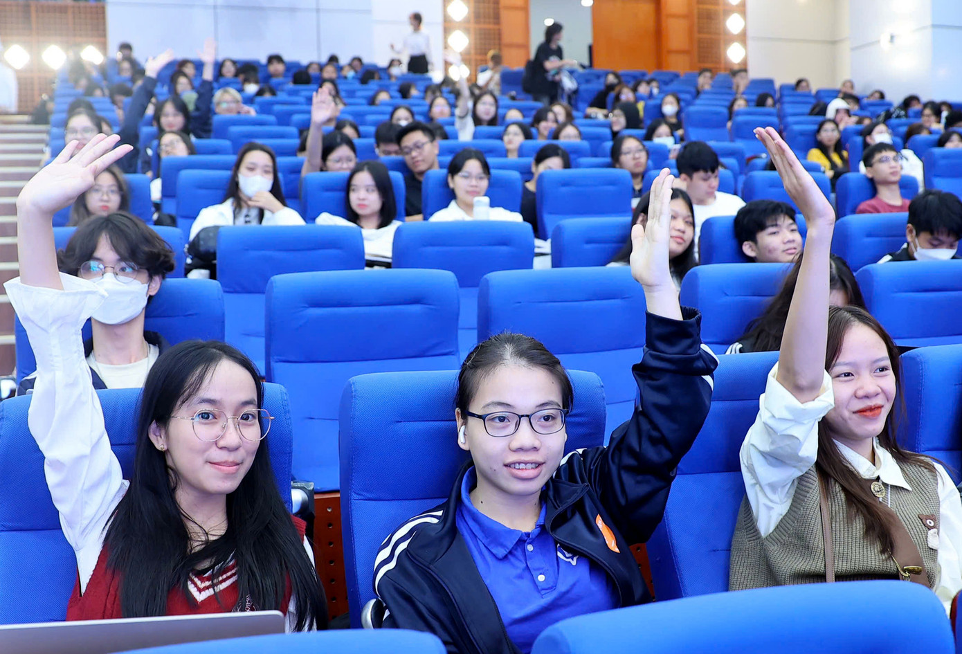 Các bạn sinh viên tham gia chương trình toạ đàm. Các bạn sinh viên tham gia chương trình toạ đàm.