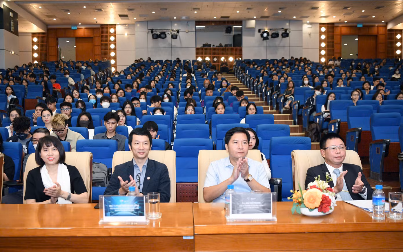 Các đại biểu tham dự chương trình.